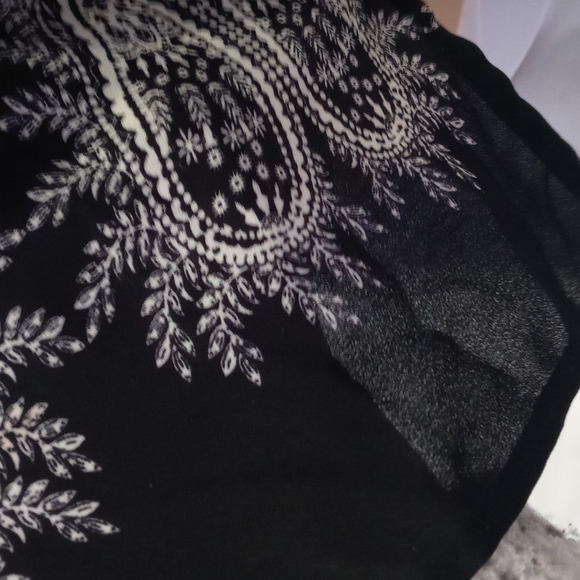 Rose and Olive black and white blouse sheer size medium / large. - Picture 6 of 8